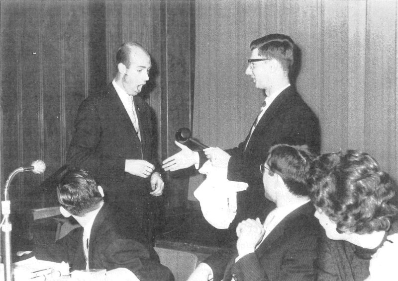 JOVD-voorzitter Nypels ontvangt een voorzittershamer van H. Kuipers (voorzitter afdeling Amsterdam), 1964.