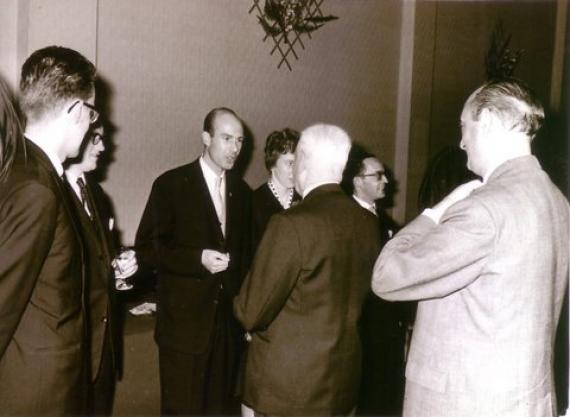 Nypels wordt gefeliciteerd door Oud en Toxopeus, lustrumcongres 1964.