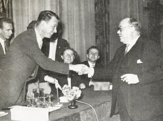 JOVD-voorzitter Jacobse groet Eerste Kamer-lid voor de VVD Van Riel, 1957.