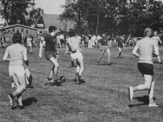 Voetbalwedstrijd tijdens het congres te Sloten, juni 1978.