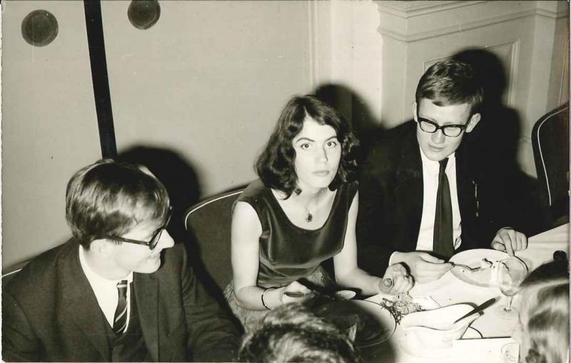 Hans Wiegel met zijn toenmalige vriendin Rita van Hofslot op het congres van 1961
