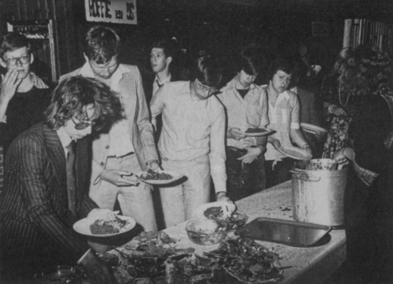 Congresgangers in de rij op het congres te Sloten, juni 1978