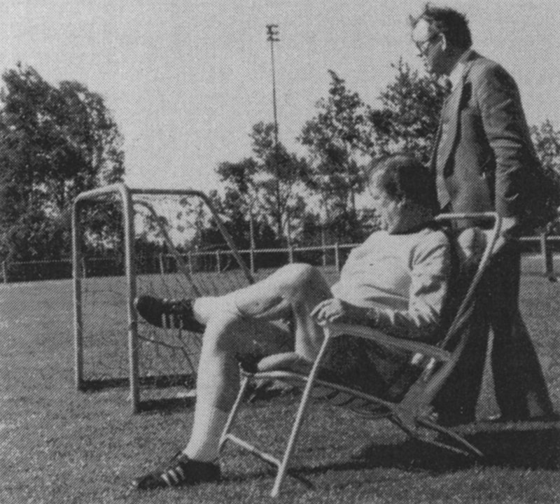 VVD-Tweede Kamerlid Huub Jacobse kijkt toe bij de voetbalwedstrijd op het congres te Sloten, juni 1978