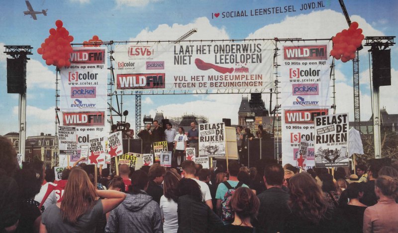 Een vliegtuig met JOVD-banner vliegt over een betoging van de Internationale Socialisten, 2010.