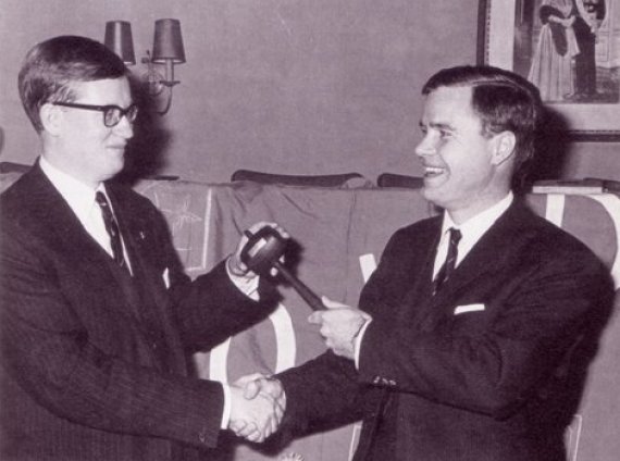 Wiegel geeft de voorzittershamer door aan Van der Meer, 1966.