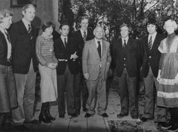 Gastspreker Den Uyl samen met het hoofdbestuur, congres Groesbeek 30-31 oktober 1976. 