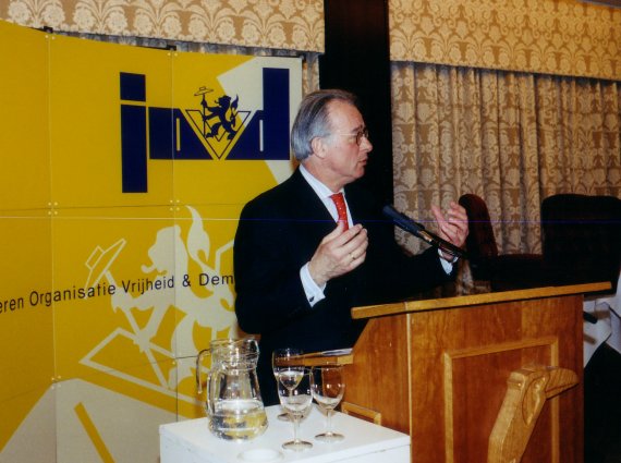 VVD-fractievoorzitter Van Aartsen spreekt op een JOVD-bijeenkomst, april 2005.