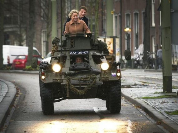 Van de Burgwal en Wiegel halen minister Hennis op in een pantserwagen, 2015.
